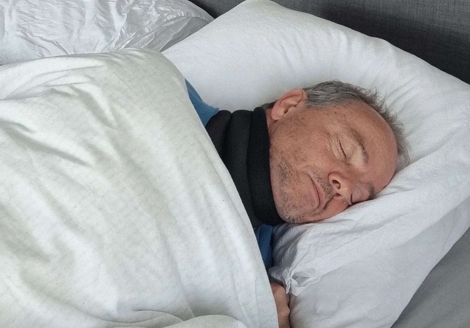 Homme dormant sereinement avec le CerviSleep